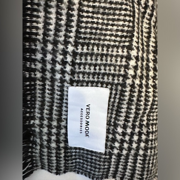 Scarf - Picture 2 of 3